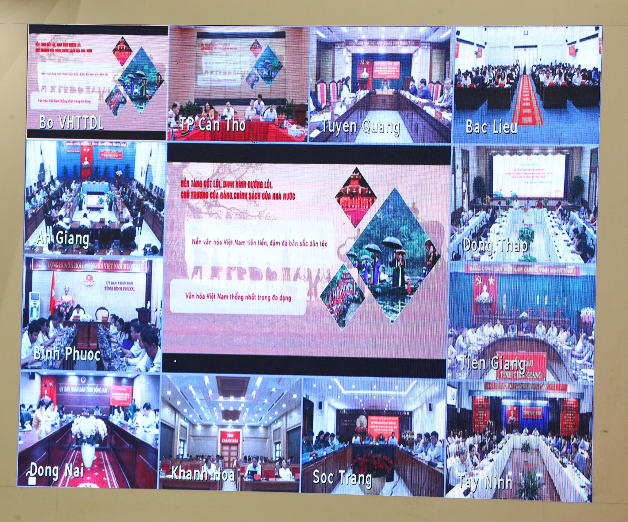 Hội thảo diễn ra trực tiếp tại Hà Nội và trực tuyến tại nhiều địa phương